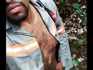 Batendo uma no mato com uniforme da firma