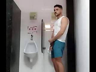 Safadeza no banheiro da academia